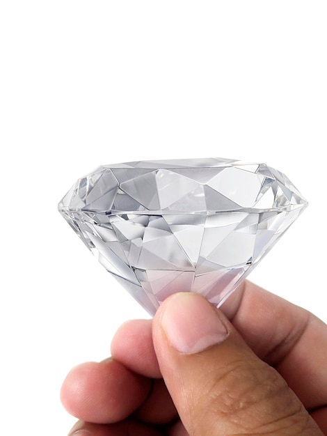 La joya de diamante en la mano con fondo transparente