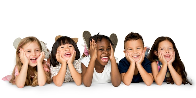Joyeux enfants s'amusant ensemble