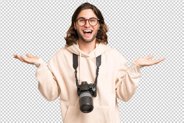 Jünger Fotograf über einem isolierten Hintergrund mit schockiertem Gesichtsausdruck