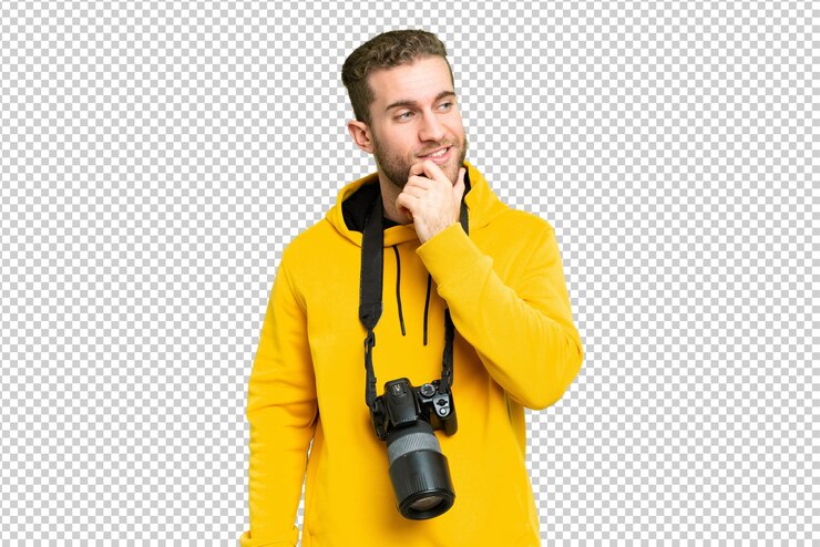 PSD jünger fotograf über isolierter chroma-schlüssel-hintergrund, der zur seite schaut