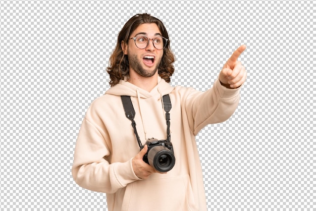 Jüngerer Fotograf über einem isolierten Hintergrund, der wegweist