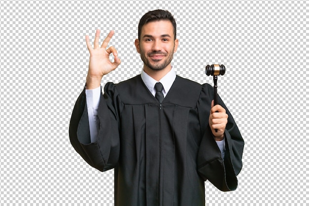 Juez hombre caucásico sobre fondo aislado mostrando el signo ok con los dedos