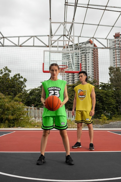 Jugador de baloncesto con diseño de maqueta de camiseta al aire libre en la cancha