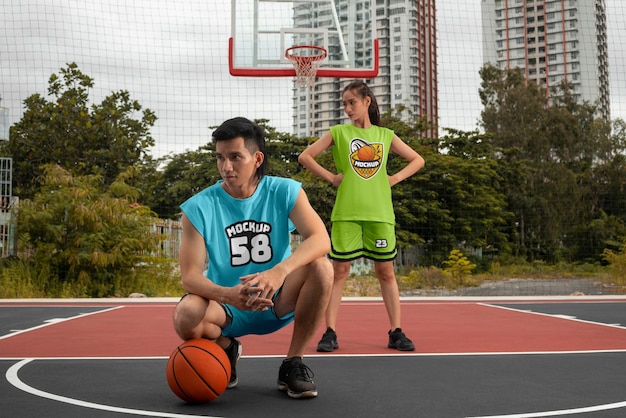 PSD jugador de baloncesto con diseño de maqueta de camiseta al aire libre en la cancha