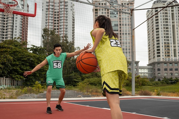 PSD jugador de baloncesto con diseño de maqueta de camiseta al aire libre en la cancha