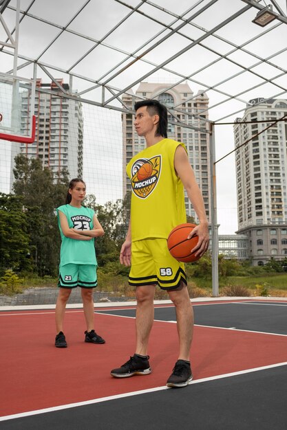 PSD jugador de baloncesto con diseño de maqueta de camiseta al aire libre en la cancha