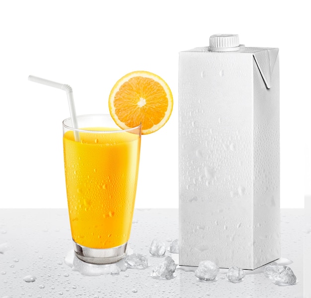 PSD jugo de naranja fresco con frutas y caja de envases con gotas de agua de fondo transparente