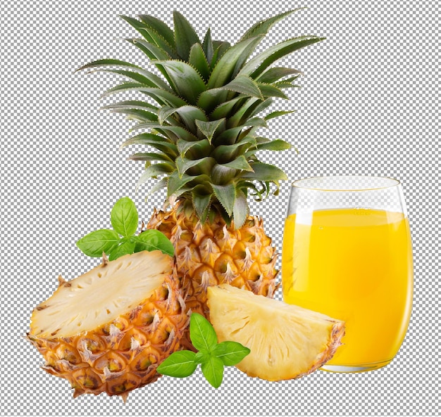 Jugo de piña Fruta de piña y rodajas de piña con hojas de hierba de albahaca verde fresca aisladas en un fondo transparente