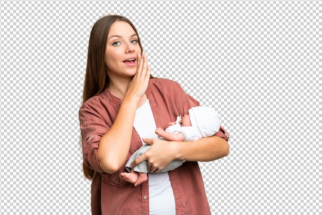 Junge blonde Frau mit ihrem neugeborenen Baby über isolierter Chromakey-Hintergrund flüstert etwas