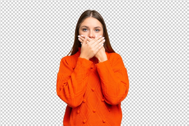 Junge blonde Frau über isolierter Chroma-Schlüssel-Hintergrund, die den Mund mit den Händen bedeckt