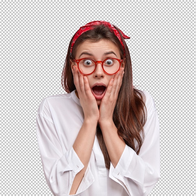 Junge brünette Frau mit rotem Bandana und Brille