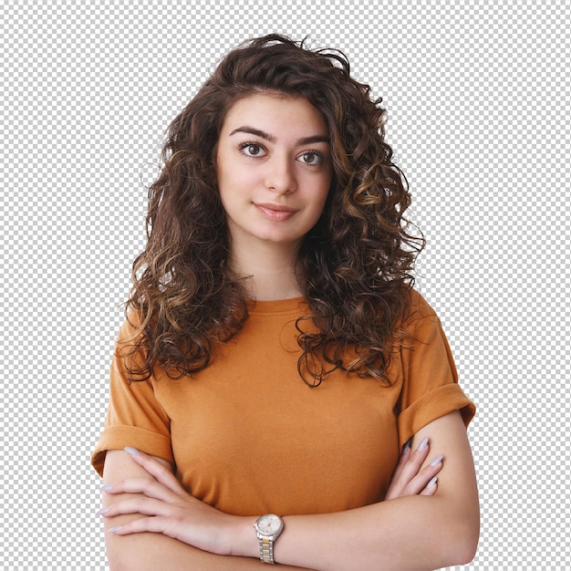 Junge, entschlossene, armenische, lockige Studentin an der Universität, hört aufmerksam zu, sieht selbstbewusst aus, bereit, die Aufgabe zu erledigen, kreuzt die Hände, kreuzt die Brust, lächelt selbstbewusst und steht auf weißem Hintergrund