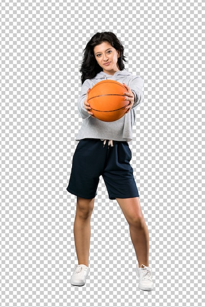 Junge Frau, die Basketball spielt