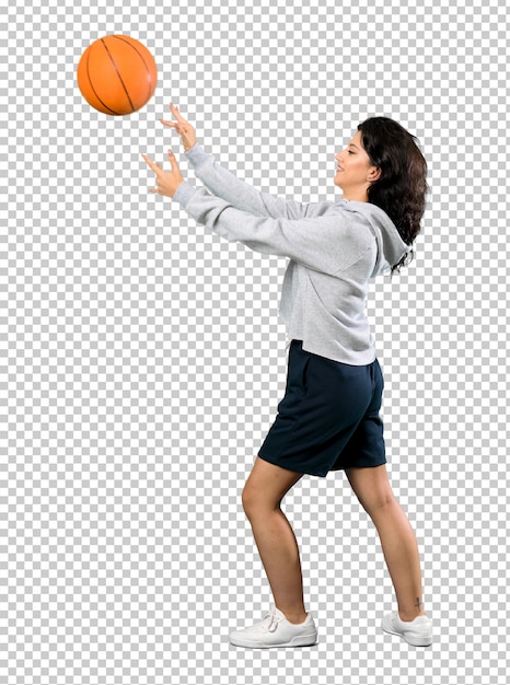 Junge frau, die basketball spielt