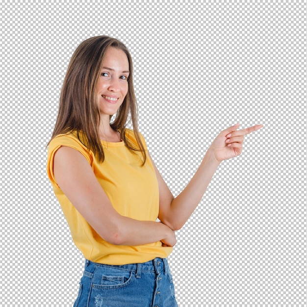 Junge Frau in T-Shirt-Shorts, die mit dem Finger zur Seite zeigt und fröhlich aussieht