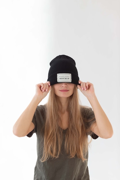 Junge Frau mit Beanie-Attrappe