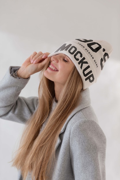Junge Frau mit Beanie-Attrappe