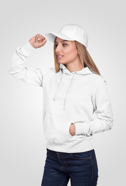 Junge Frau mit weißem Hoodie und Mütze