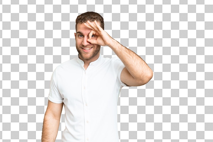 PSD junge, hübsche, blonde mann über isolierter chroma-schlüssel-hintergrund, der das ok-zeichen mit den fingern zeigt