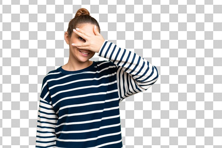 PSD junge, hübsche, blonde mann über isolierter chromakey-hintergrund lächelt und zeigt ein siegeszeichen