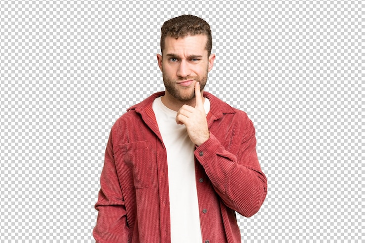 PSD junge, hübsche, blonde mann über isolierter chromakey-hintergrund und denken