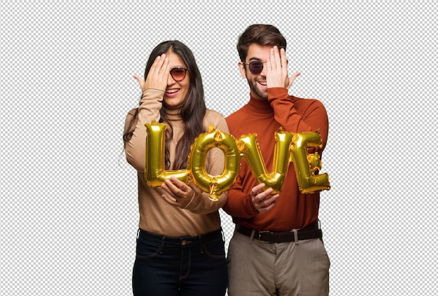 Junge Paare am Valentinsgrußtag glücklich schreien und Gesicht mit der Hand bedecken
