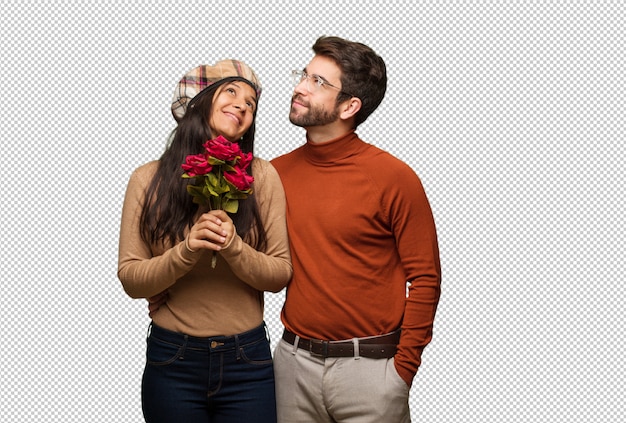 Junge Paare im Valentinsgrußtag träumen vom Erreichen von Zielen und von Zwecken