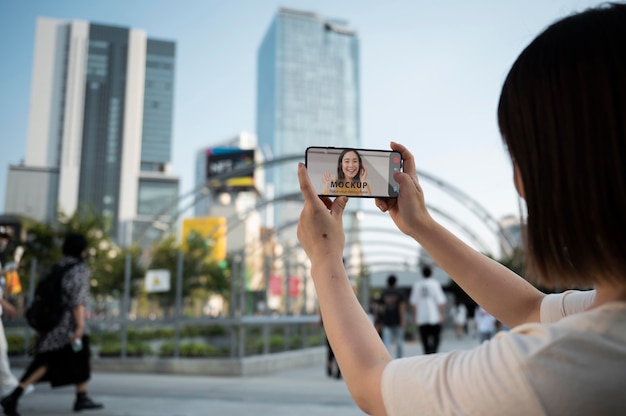 Junge person mit telefonmodell