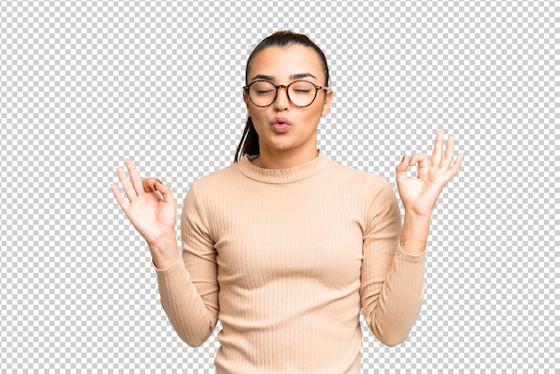 Junge Schönheit über isolierter Chroma-Schlüssel-Hintergrund in Zen-Pose