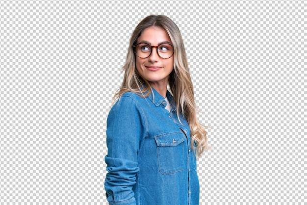 Junge uruguayische Frau über einem isolierten Hintergrund Porträt