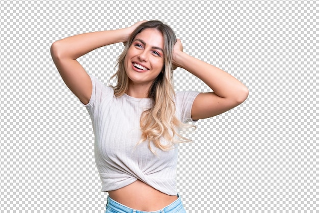Junge uruguayische Frau über isolierten Hintergrund lacht