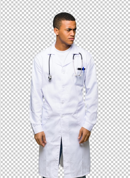 Junger afroamerikanischer Manndoktor, der gestört glaubt