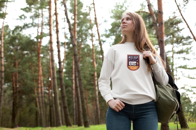 PSD junger erwachsener, der waldbekleidungst-shirt trägt