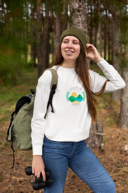 PSD junger erwachsener, der waldbekleidungst-shirt trägt