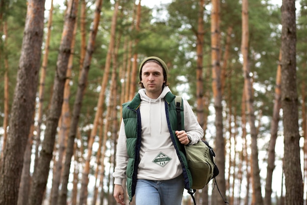 Junger Erwachsener, der Waldbekleidungst-shirt trägt