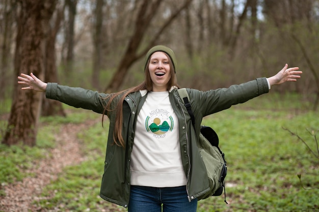 Junger erwachsener, der waldbekleidungst-shirt trägt