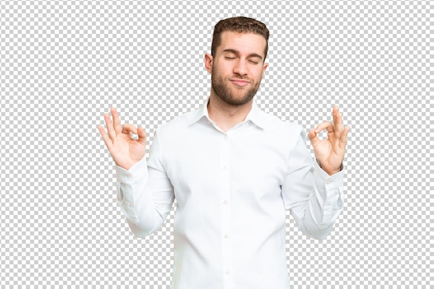 Junger hübscher blonder Mann über isolierter Chromakey-Hintergrund in einer Zen-Pose