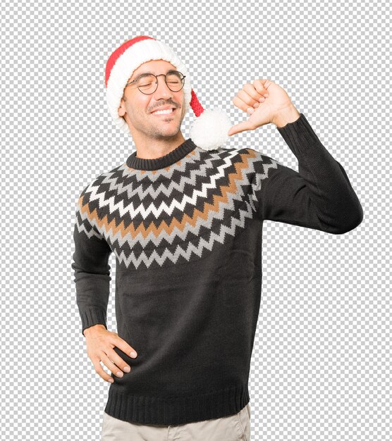 Junger Mann, der eine Weihnachtsmütze trägt, während isoliert gestikuliert
