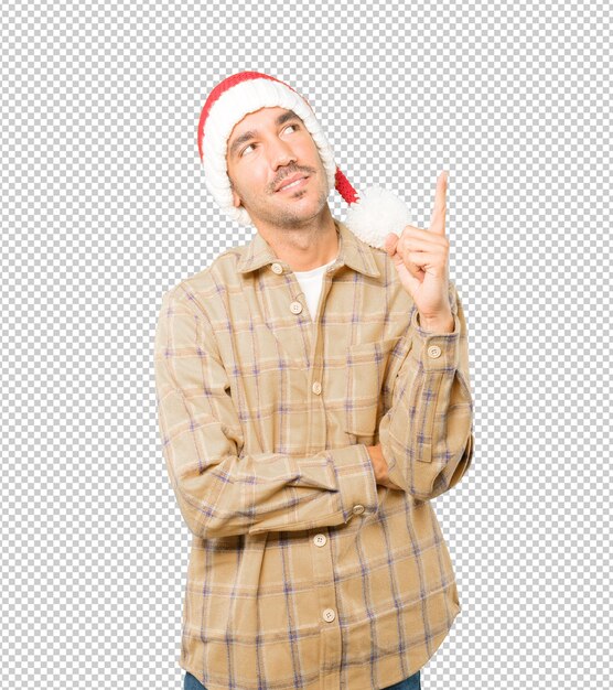 Junger Mann, der eine Weihnachtsmütze trägt, während isoliert gestikuliert