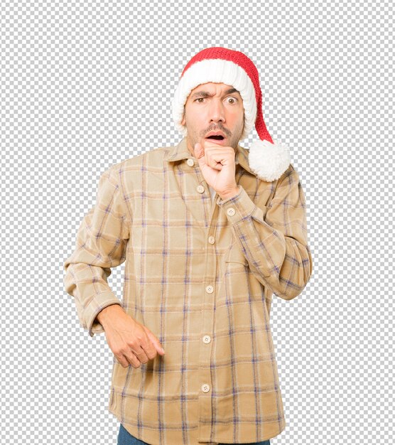 Junger Mann, der eine Weihnachtsmütze trägt, während isoliert gestikuliert