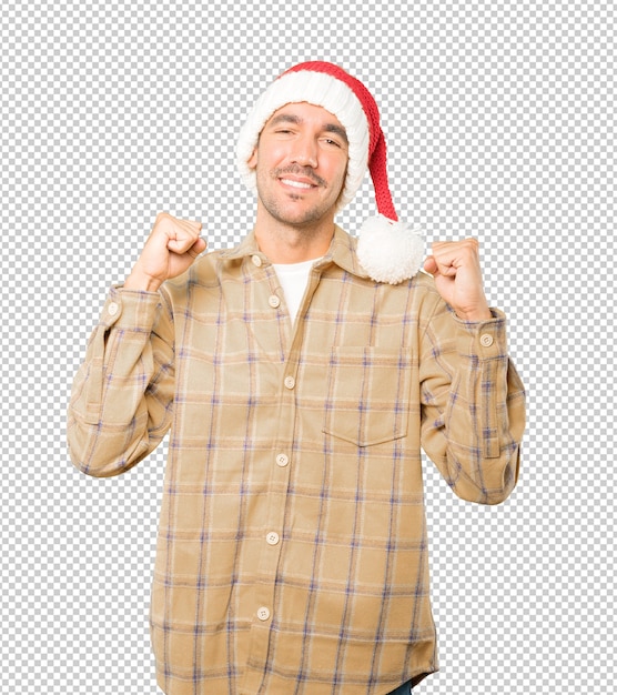Junger mann, der eine weihnachtsmütze trägt, während isoliert gestikuliert