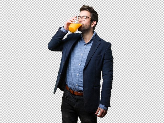 PSD junger mann, der einen saft trinkt