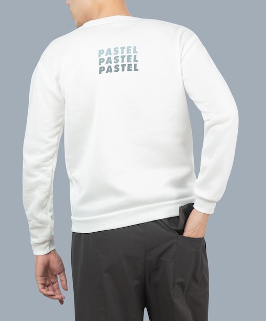 Junger Mann in Sweatshirt Mockup PSD, Vorlage für Ihr Design.