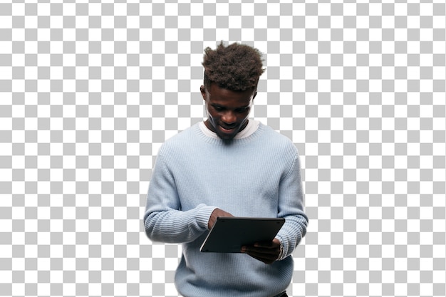 Junger schwarzer Mann, der eine intelligente Tablette verwendet