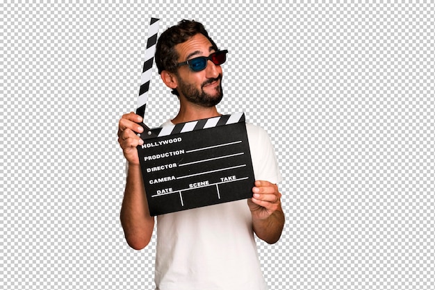 Junger verrückter bärtiger und ausdrucksstarker Mann mit einem Klöppelkinofilm oder Filmkonzept