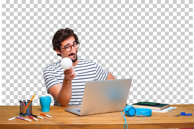 Junger verrückter Grafikdesigner auf einem Schreibtisch mit einem Laptop und mit einer Glühlampe. idee konzept