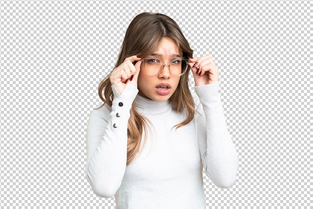 Junges Mädchen über isolierter Chroma-Schlüssel-Hintergrund mit Brille und frustriertem Gesichtsausdruck