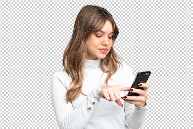 Junges Mädchen über isolierter Chroma-Schlüssel-Hintergrund sendet eine Nachricht oder eine E-Mail mit dem Mobiltelefon