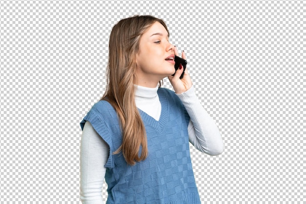 Junges Mädchen über isolierter Chroma-Schlüssel-Hintergrund unterhält sich mit dem Mobiltelefon