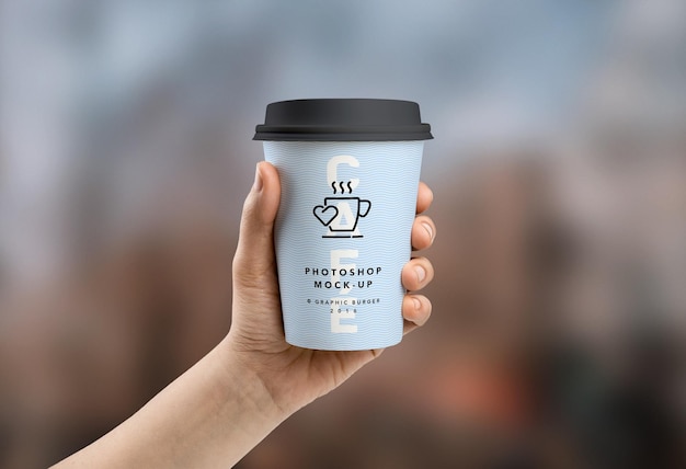 Kaffeebecher-Mockup in der Hand gehalten